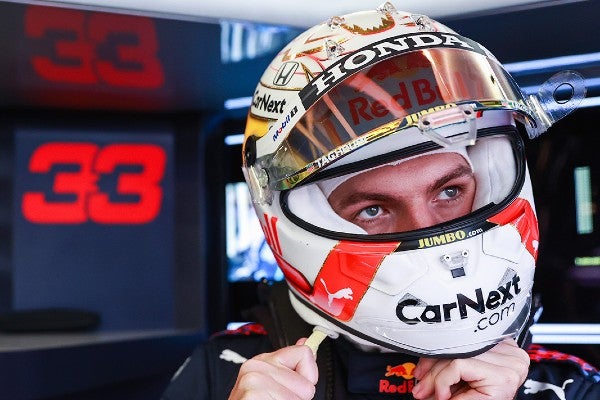 Max Verstappen con la escudería de Red Bull durante entrenamientos del GP de Hungría