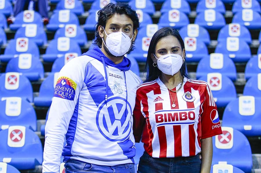 Aficionados de Puebla y Chivas con cubrebocas