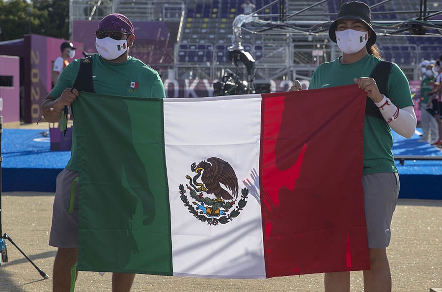 Álvarez y Valencia con la bandera de México