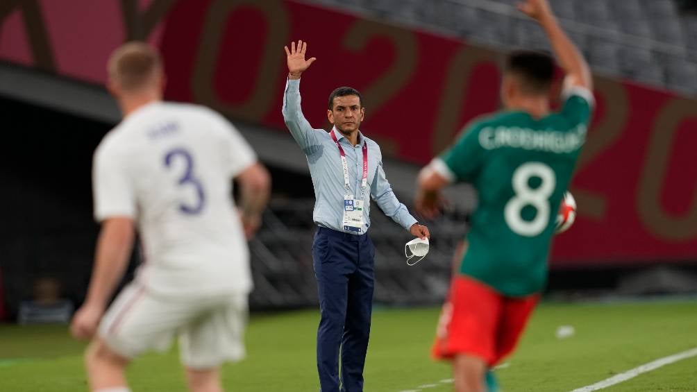 Jaime Lozano dirigiendo a México en los Juegos Olímpicos de Tokio 2020