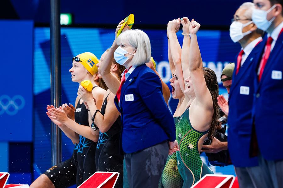Nadadoras australianas celebran victoria