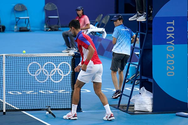 Djokovic rompió su raqueta al estrellarla con la red y el piso
