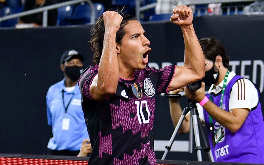 Diego Lainez celebra gol con la Selección Mexicana