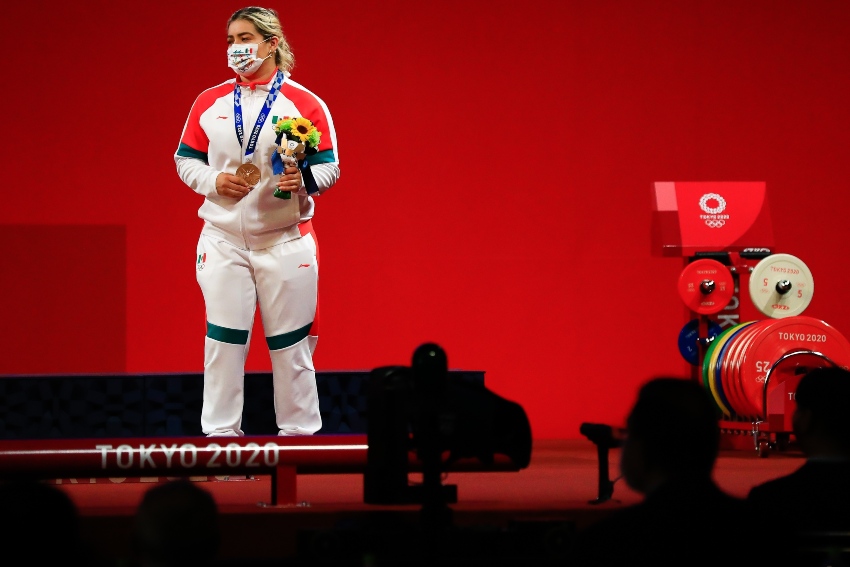 Aremi Fuentes con la medalla de bronce en los Juegos Olímpicos de Tokio 2020