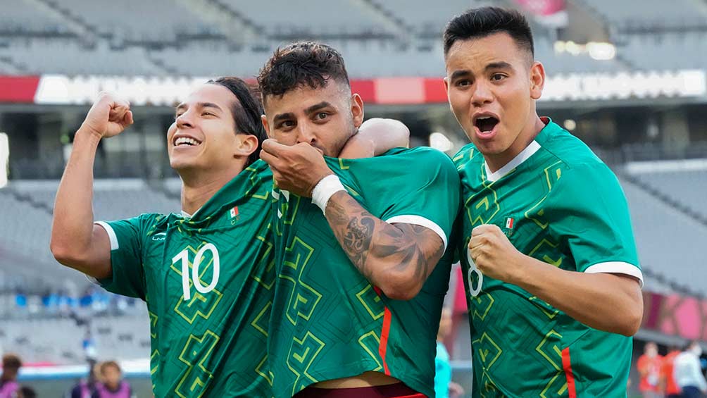 Diego Lainez, Alexis Vega y Carlos Rodríguez festejan un gol ante Francia