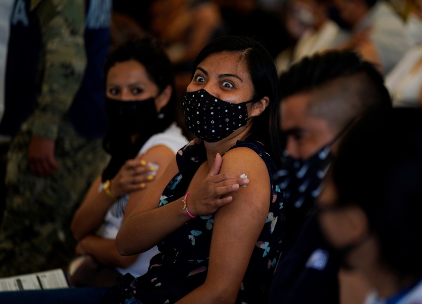 Personas tras ser vacunadas en México