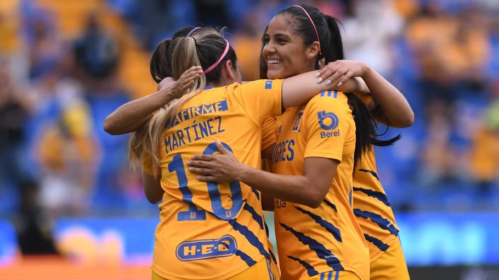 Las jugadoras de Tigres celebrando el primer gol del partido