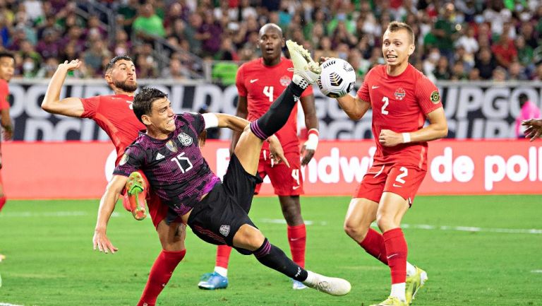 Héctor Moreno en acción con el Tri 