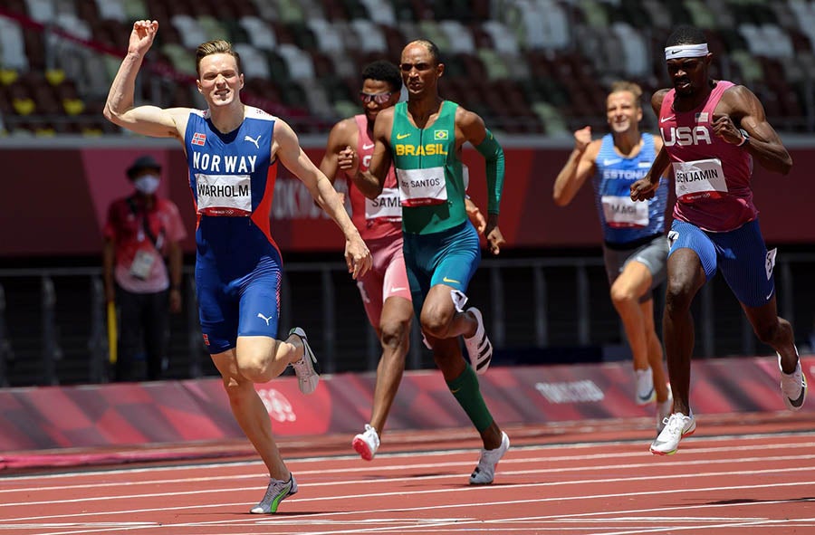 Warholm al ganar la carrera