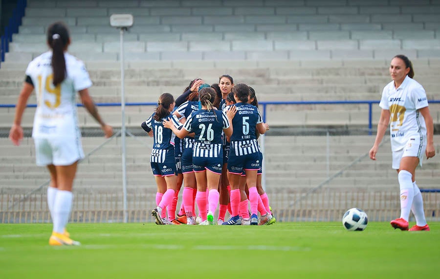 Rayadas celebran gol de Desirée Monsiváis