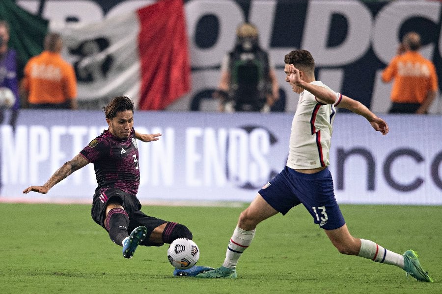 Carlos Salcedo durante un partido con el Tri