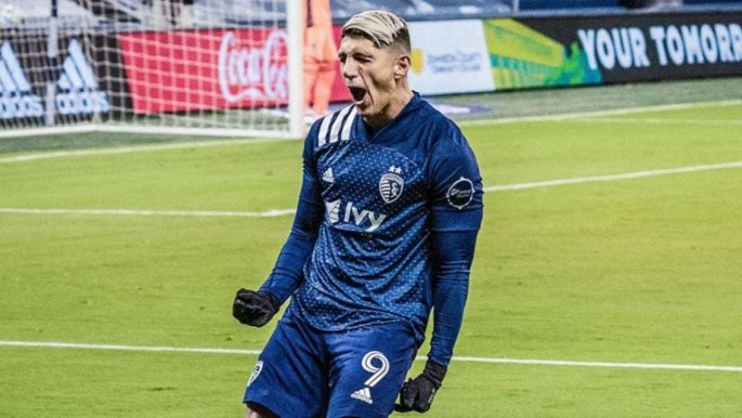 Alan Pulido en un partido del Sporting Kansas City