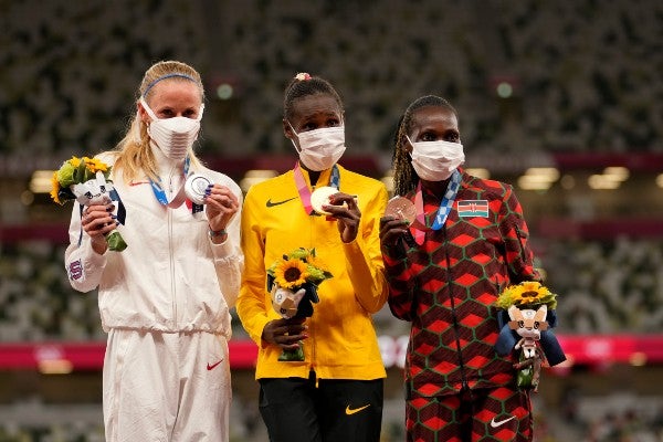 Courtney Frerichs (Plata), Peruth Chemutai (Oro) e Hyvin Kiyeng (Bronce)