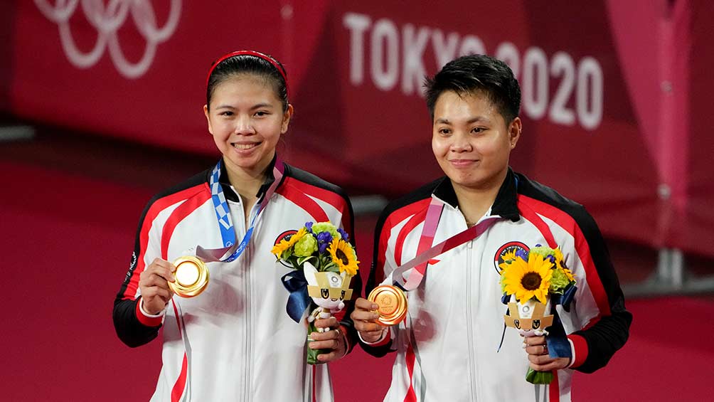 Apriyani Rahayu y Greysia Polii con sus medallas de oro