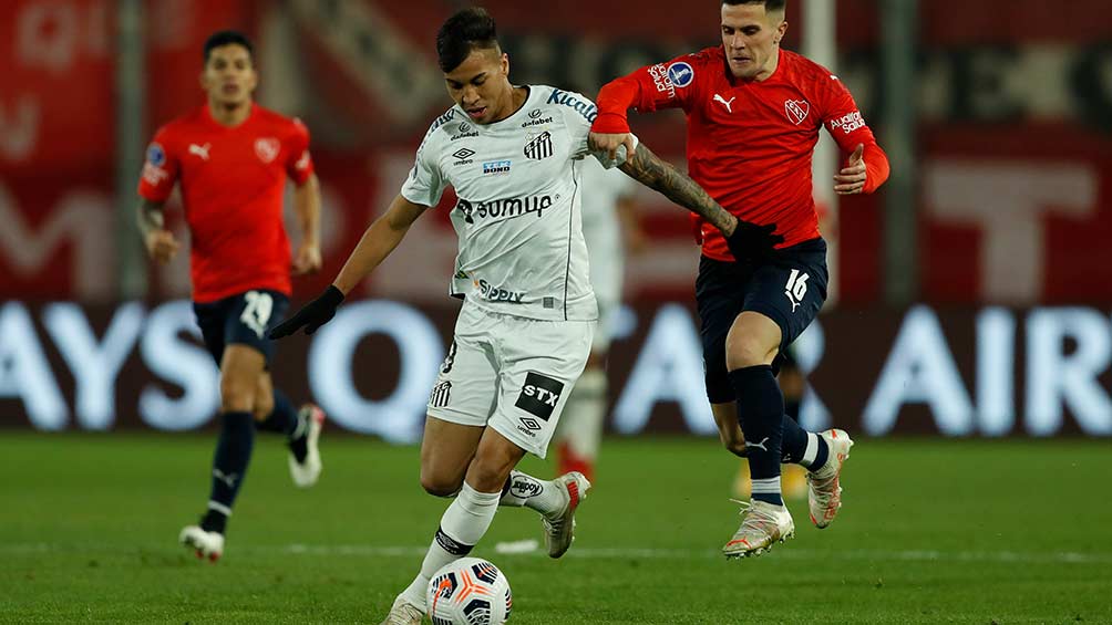 Kaio Jorge con su anterior equipo, el Santos de Brasil