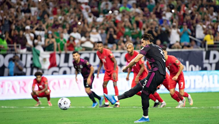  Carlos Salcedo en partido vs Canadá