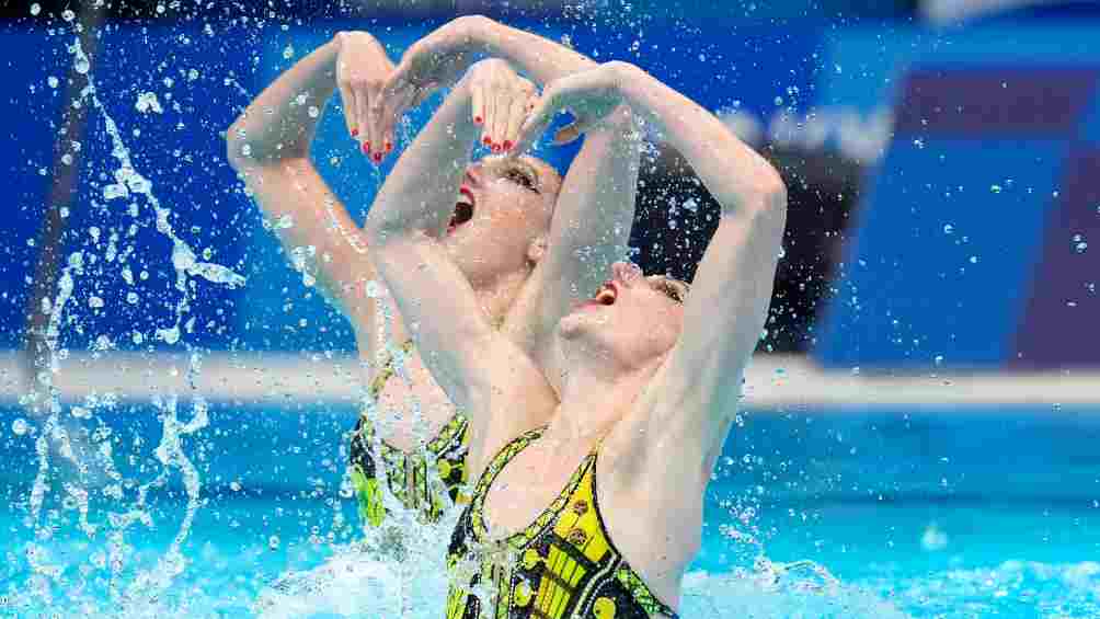 Svetlana Romashina y Svetlana Kolesnichenko durante la competencia en Tokio 2020