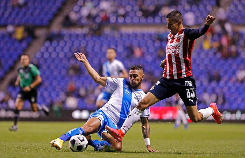 Carlos Cisneros durante un duelo con Chivas vs Puebla