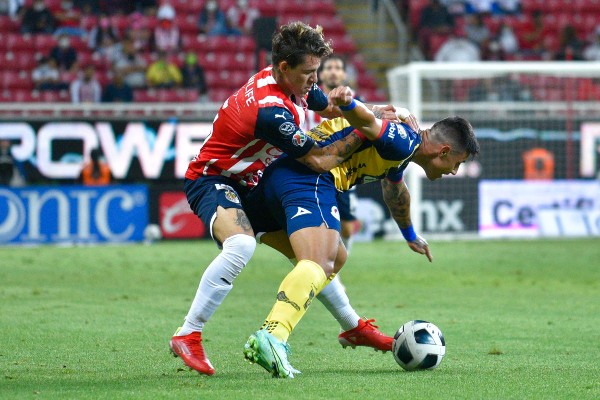 Cristian Calderón en acción durante la Jornada 1 del torneo Grita México Apertura 2021