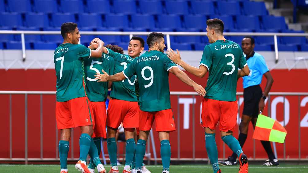 Los jugadores de México celebrando el segundo gol