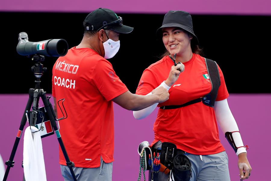 Alejandra Valencia junto a su entrenador en Tokio 2020