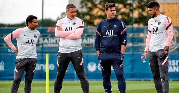 Mauricio Pochettino junto al cuerpo técnico del PSG