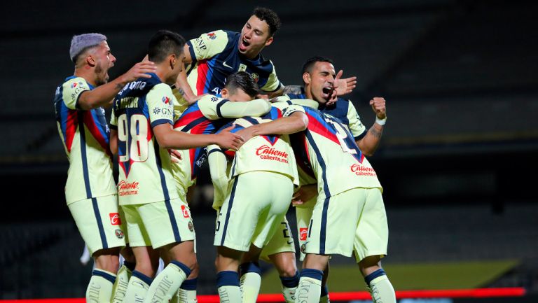 Jugadores de América celebran un gol