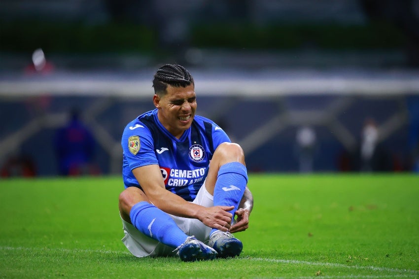 Luis Mendoza lesionado en el partido entre Cruz Azul y Mazatlán FC