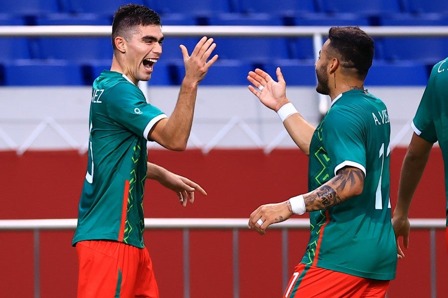 Vásquez y Vega celebrando un gol