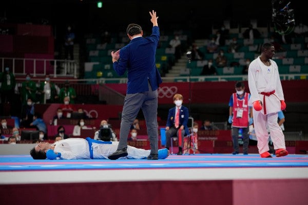 Ganjzadeh en la lona tras la patada de Hamedi en Tokio 2020