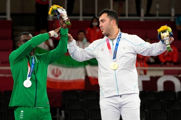 Tareg Hamedi (Plata) y Sajad Ganjzadeh (Oro) en el podio de Tokio 2020