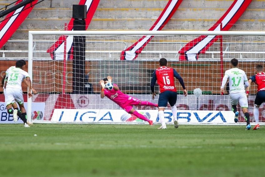 Fernández marcó el primero de penal