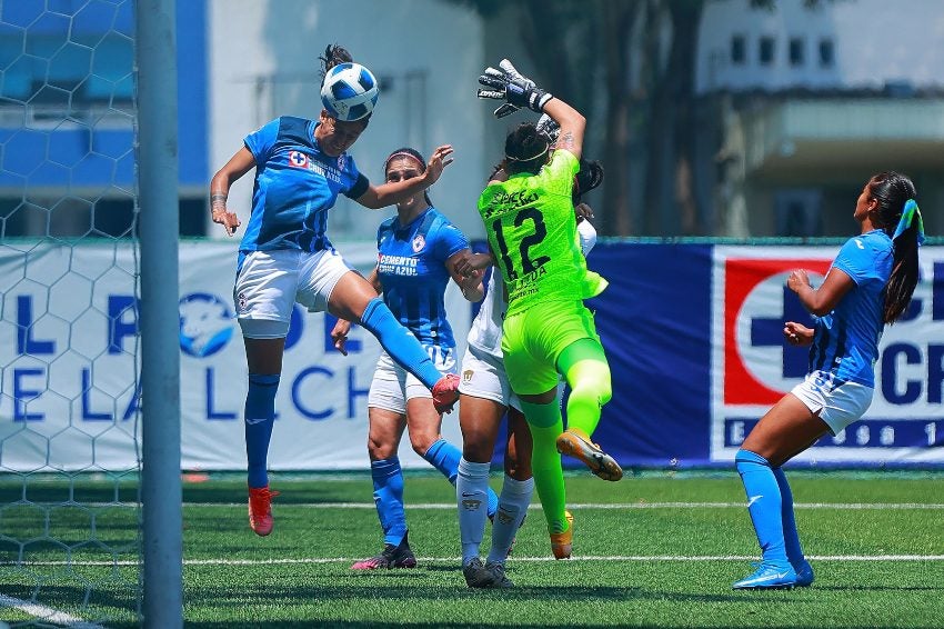 Claudia Cid anotando gol a favor de Cruz Azul