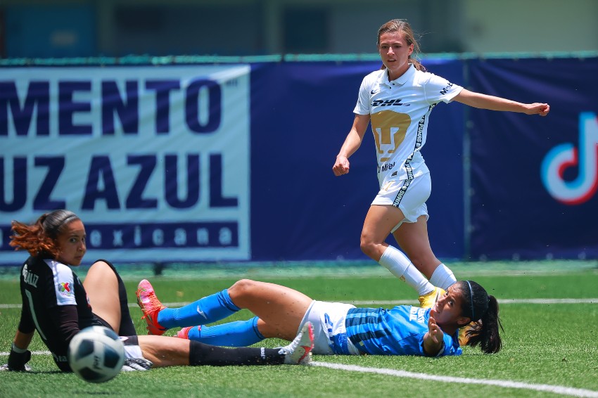 Natalia Macías anotando el gol del empate para Pumas
