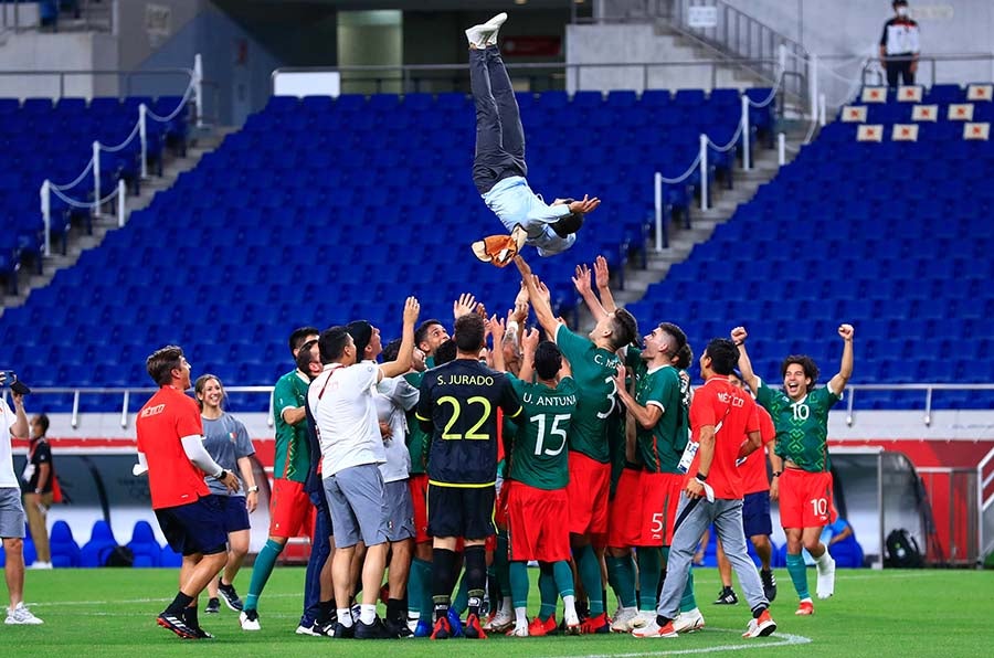 Jugadores de la Selección Mexicana Olímpica festejan con Lozano