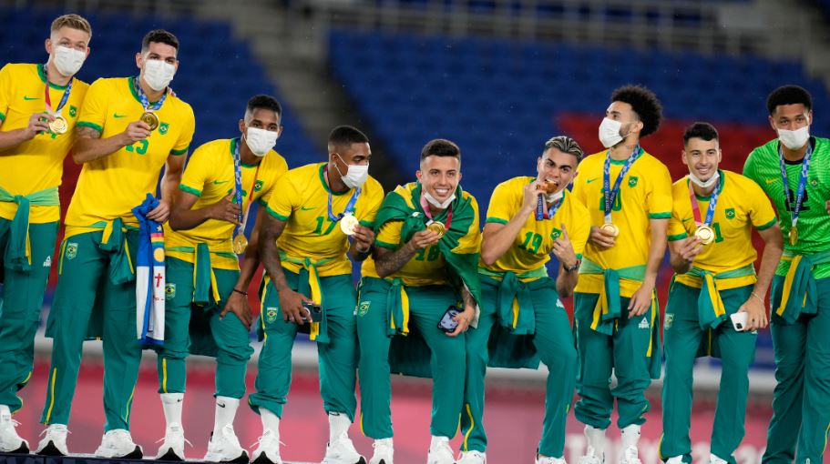 Jugadores de Brasil festejan el oro olímpico