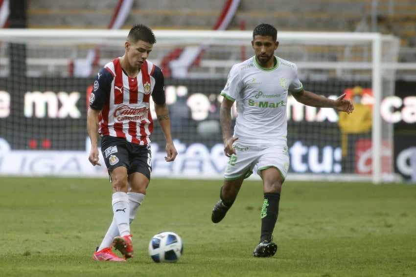 Pavel Pérez en el duelo entre Chivas y Juárez