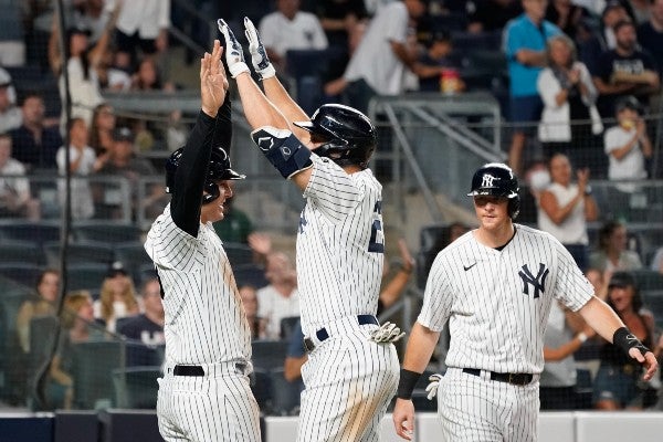 Jugadores de los Yankees celebran en partido 