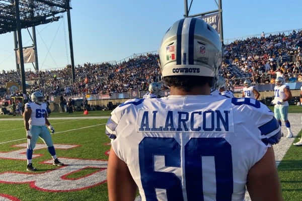 Mexicano Isaac Alarcón con los Cowboys de Dallas