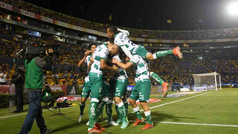 Los jugadores de Santos Laguna festejando el gol