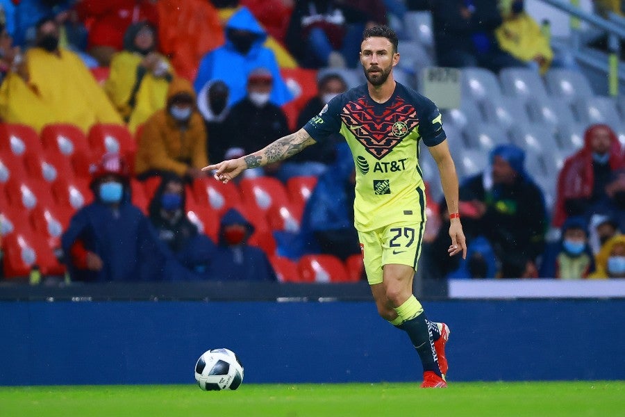 Miguel Layún durante un partido con América