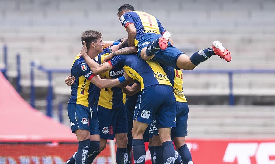 Juagdores del Altético de San Luis celebran gol ante Pumas