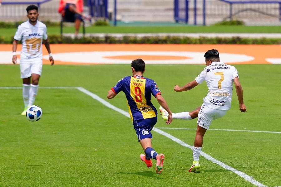 Sebastián Saucedo durante un partido con Pumas