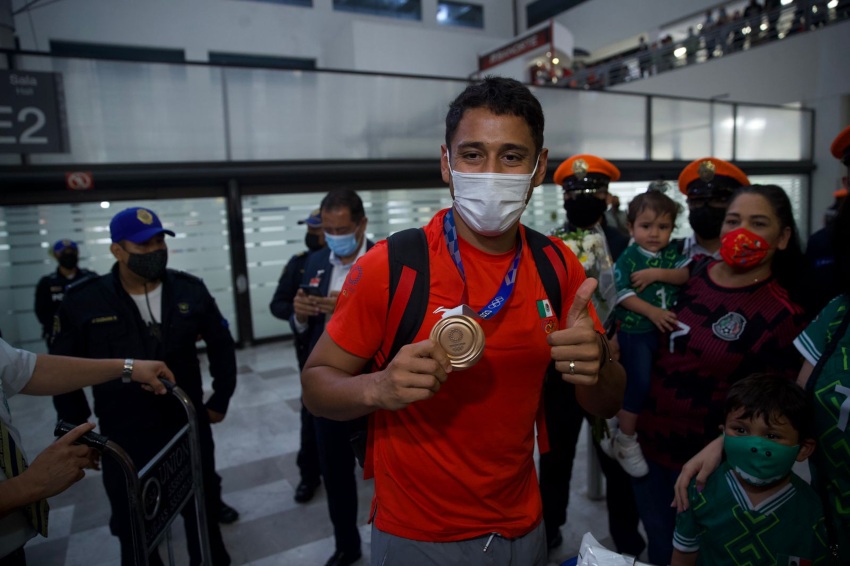 Luis Romo en el Aeropuerto Internacional de la Ciudad de México