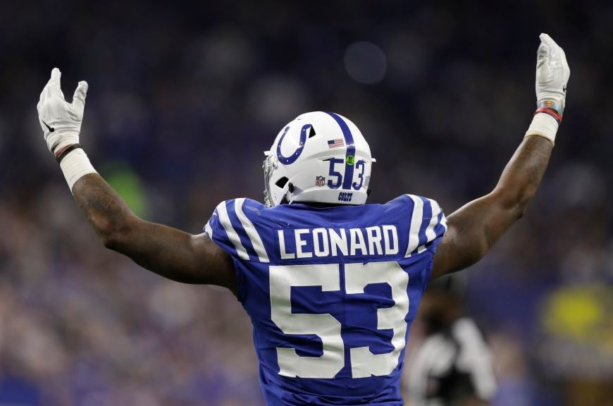 Darius Leonard en festejo con los Colts