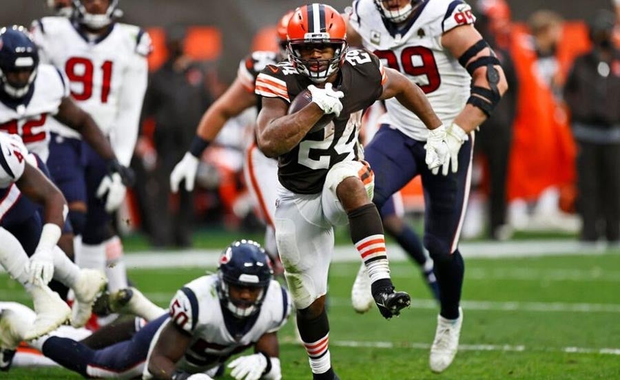 Nick Chubb acarrea el balón