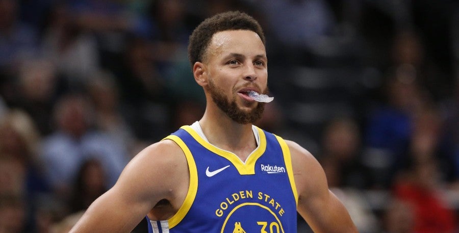 Stephen Curry durante un partido con los Warriors