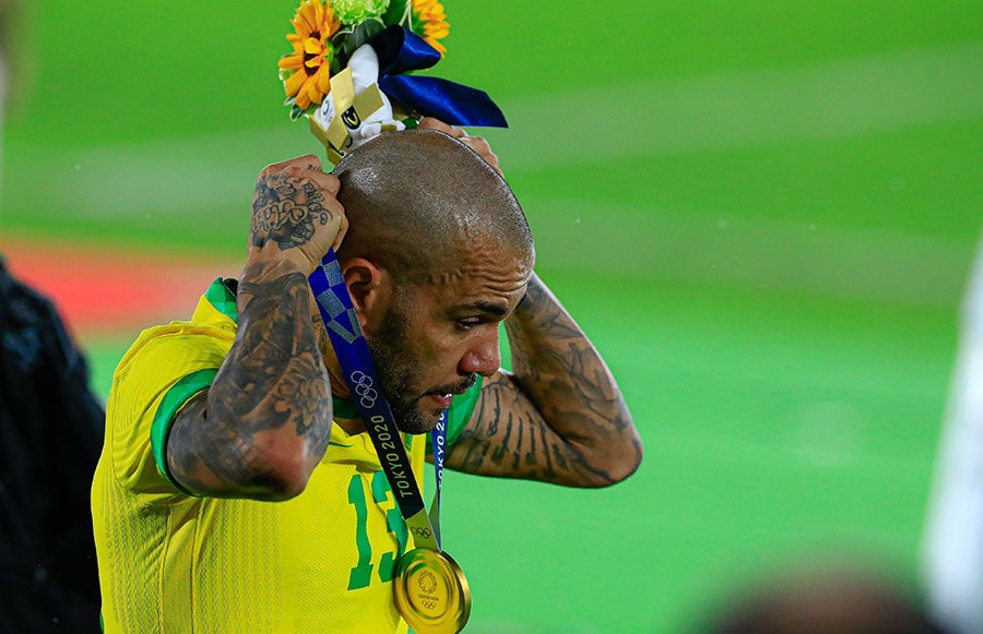 Alves con su medalla de oro en Tokio 2020