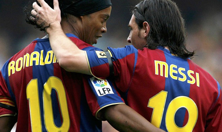 Messi, con el '19' en el dorsal, junto a Ronaldinho