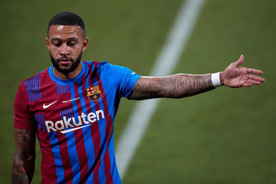 Memphis Depay durante un partido con el Barcelona